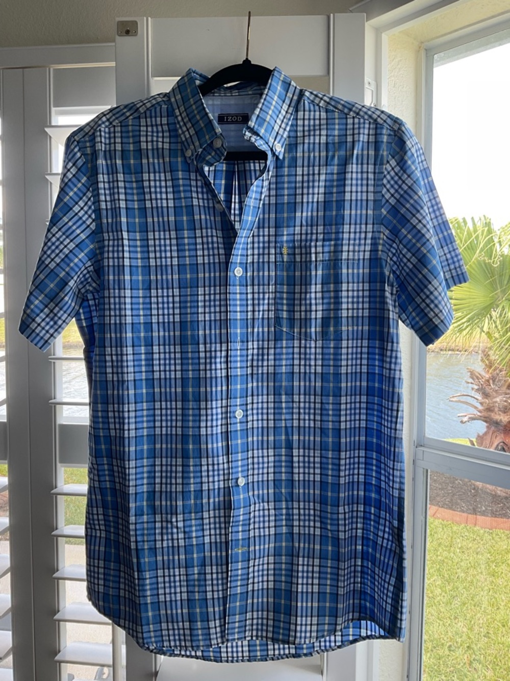 NWT Men’s Izod Blue and White Plaid Short-Sleeve Button-Down Shirt, Size Small